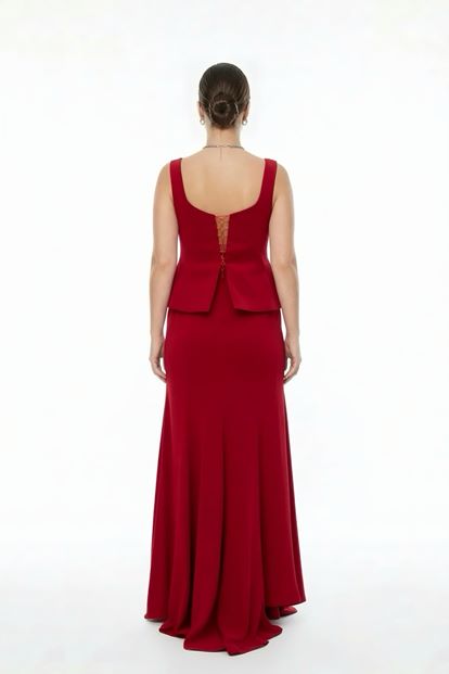 فستان سهرة أحمر بحمالات رفيعة ومقاسات كبيرة